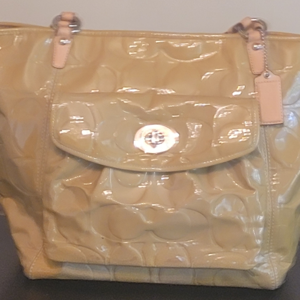 COACH CREME COLORED PATENT LEATHER HANDBAG
